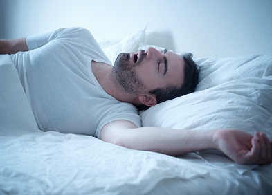 apnée sommeil homme endormi souffrant d'apnée du sommeil