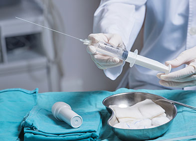 Médecin préparant une aiguille amniocentèse
