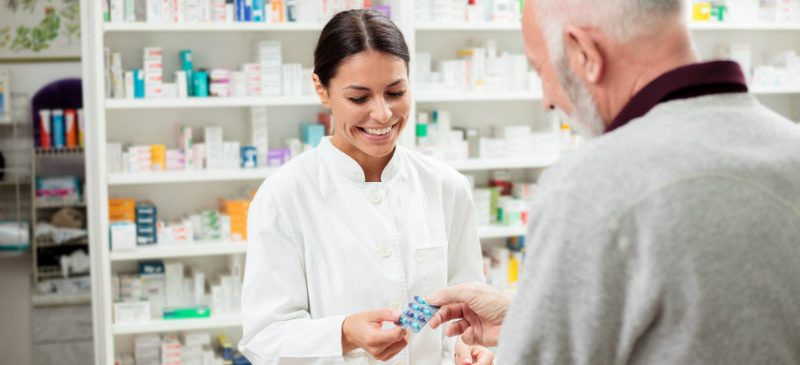 Pharmacienne délivrant des médicaments