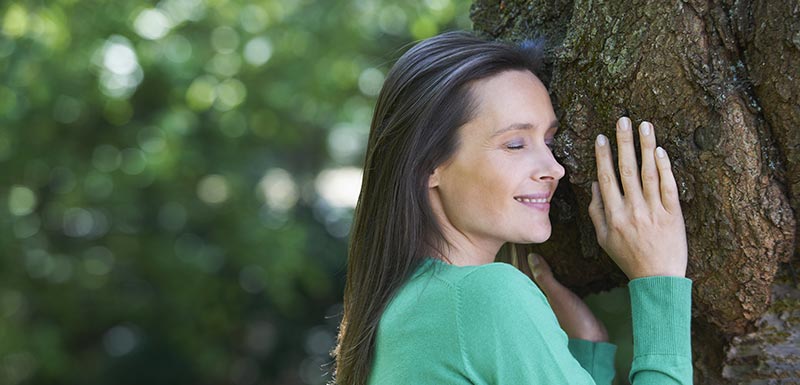 Femme contre un arbre - sylvotherapie