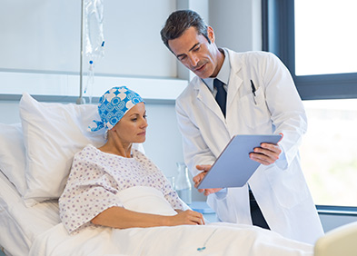 médecin expliquant à une patiente sa chimiothérapie