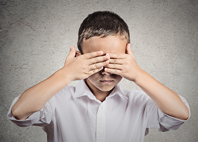 Syndrome d’Alström : enfant se cachant les yeux