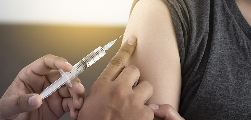 Médecin injectant un vaccin à un patient pour lutter contre la grippe saisonnière