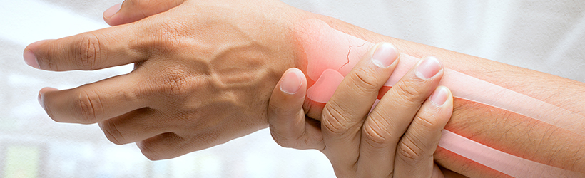 massage du poignet à cause des rhumatismes