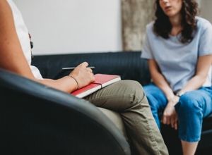 Jeune femme installée sur son canapé en thérapie avec son psychologue