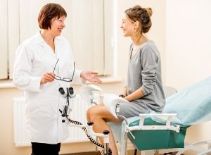 Une gynecologue parle à sa patiente