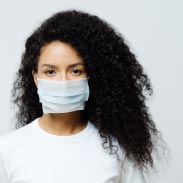 Femme portant un masque médical