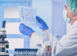 Scientifique qui analyse une séquence d’ADN