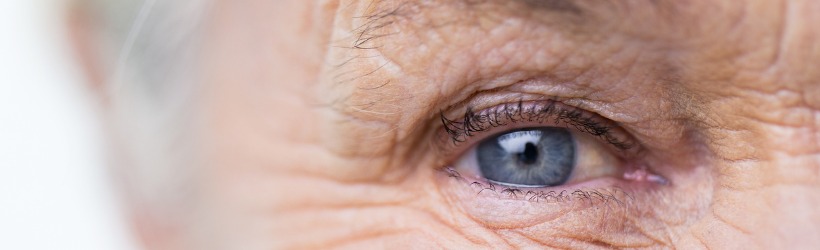 œil bleu d'une femme âgée 