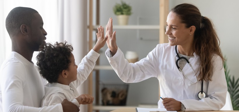 une médecin et un enfant qui se tapent dans la main