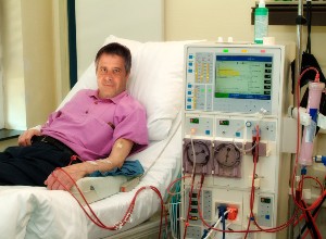 un homme se faisant dialyser 