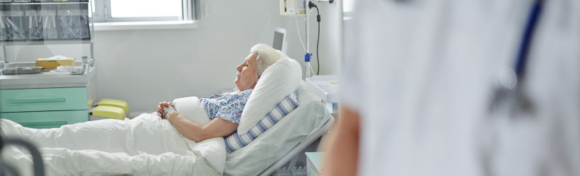 Escarre - femme allongée dans un lit d'hôpital