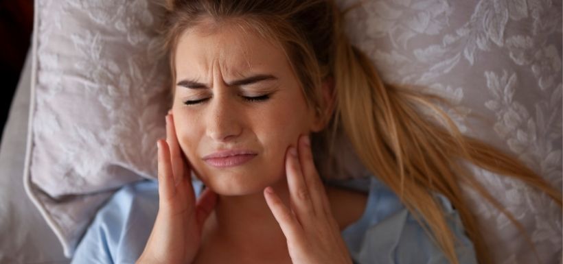 Grincer des dents la nuit : est-ce grave ? comment y remédier ?