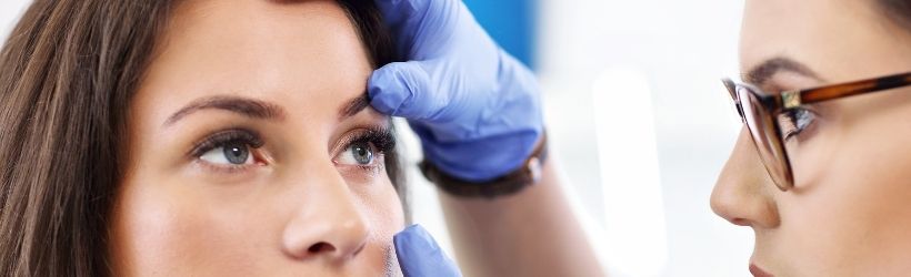 Femme chez un ophtalmologue pour un œdème maculaire 