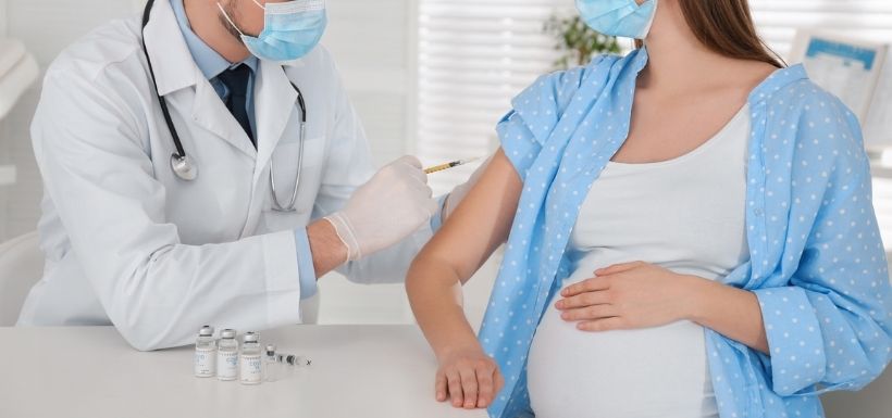 Vaccins à ARNm et grossesse : aucun risque pour la mère et le bébé