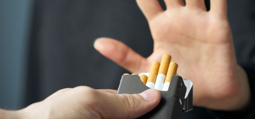 sevrage tabagique, une personne refusant de fumer une cigarette