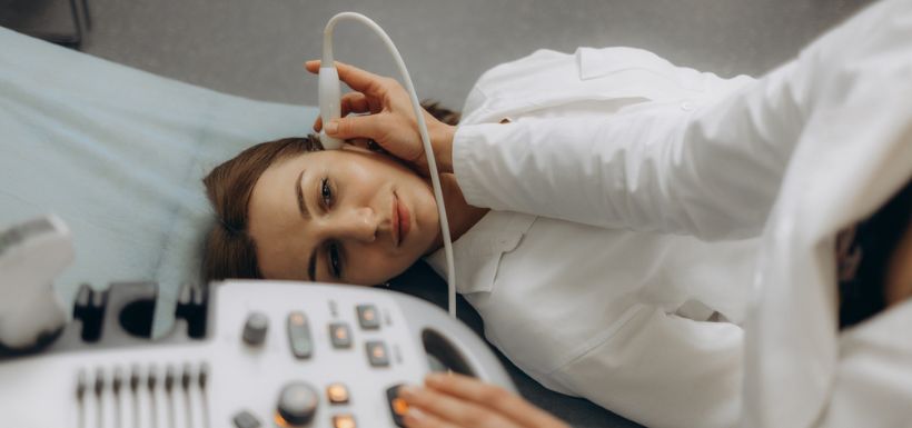 Femme recevant des ultrasons
