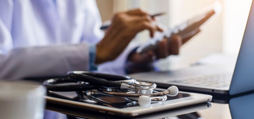 médecin qui fait des calculs
