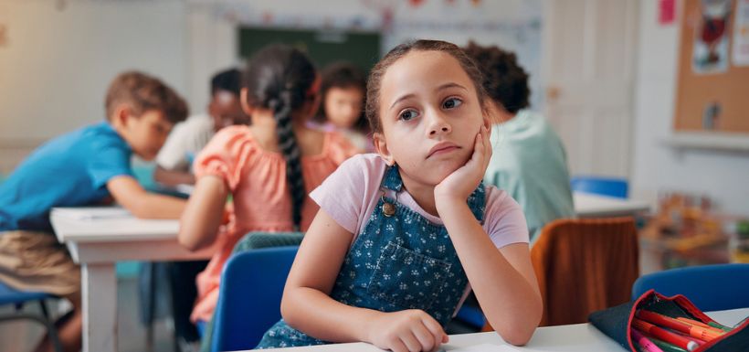 header pour article "La scolarité d’un enfant HPI : un parcours pas toujours simple à vivre"