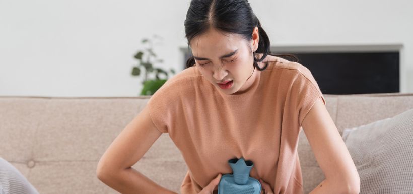 femme souffrant de douleurs de menstruations
