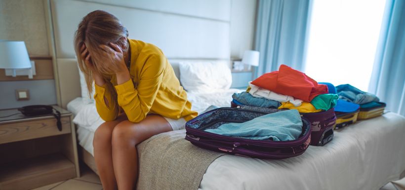 femme avec une valise