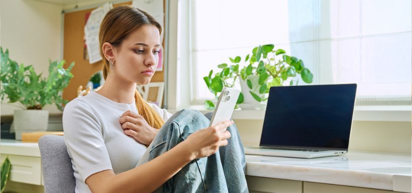 header article plateformes d'aide santé mentale - jeune fille qui regarde son téléphone