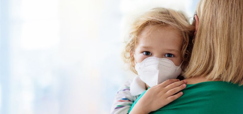 enfant avec un masque