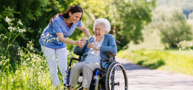senior accompagnée d'une aidante
