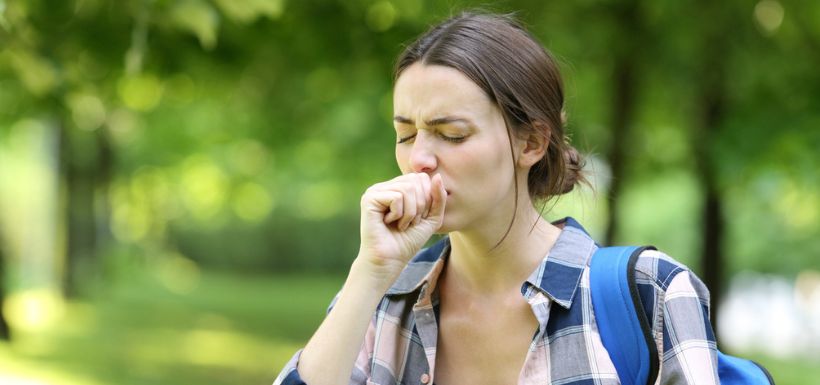 header article sur toux chronique - femme qui tousse