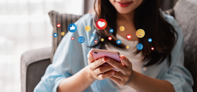 Femme utilisant les réseaux sociaux