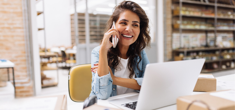 femme souriante téléphone à l'oreille
