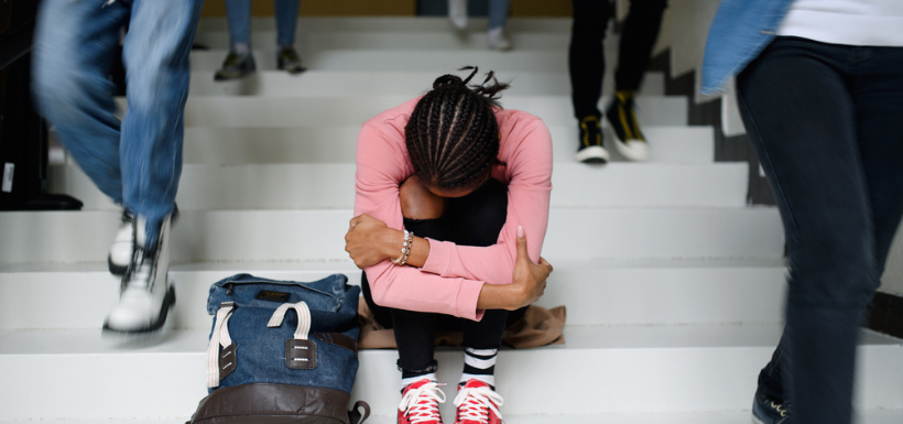 Dans les zones rurales, la souffrance se fait plus discrète. Dans les zones urbaines, elle déborde davantage en comportements visibles.