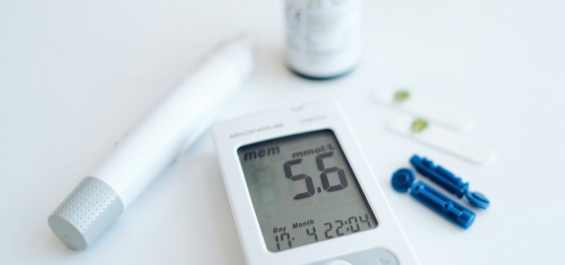 diabete-infections-glucometre Un glucomètre, un stylo autopiqueur et des bandelettes sur une table blanche