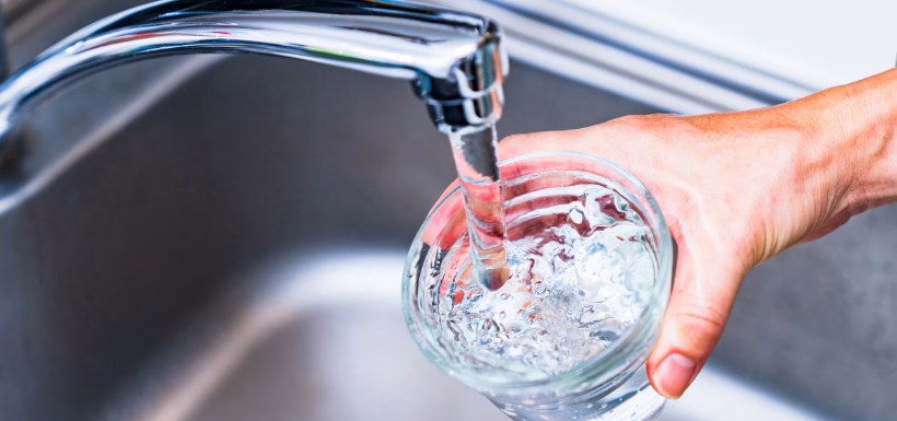 Verre d’eau du robinet que l’on remplit dans un évier