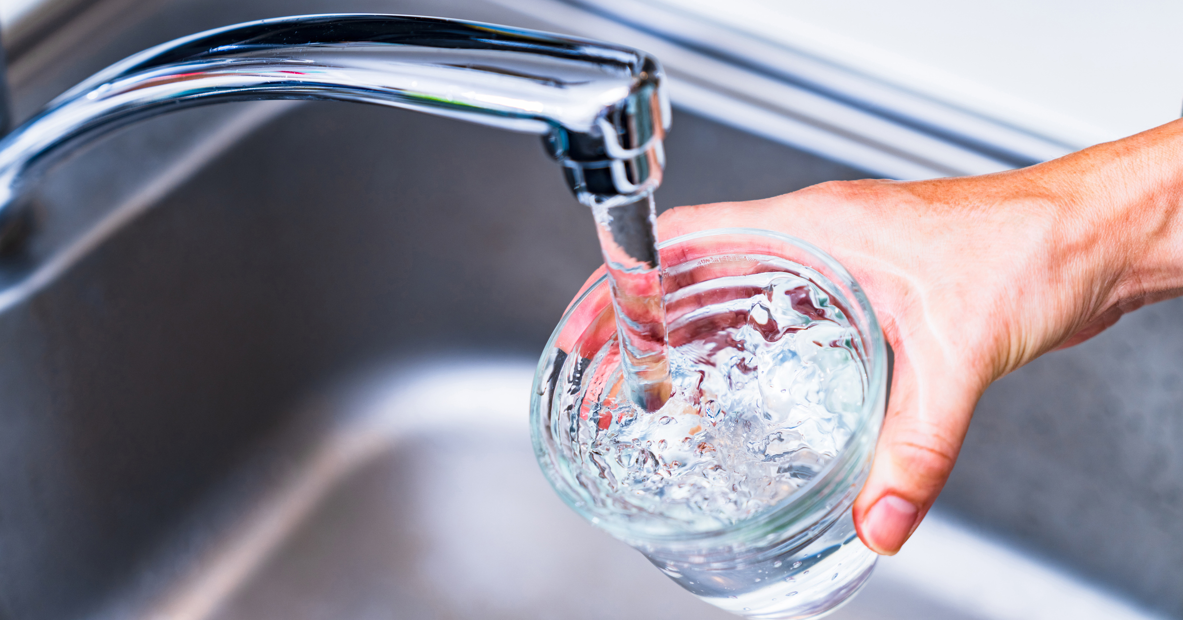 Verre d’eau du robinet que l’on remplit dans un évier