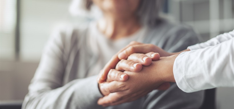 Semaine bleue : 5 réflexes pour améliorer la qualité de vie et préserver son autonomie Une soignante tient les mains d'une personne âgée