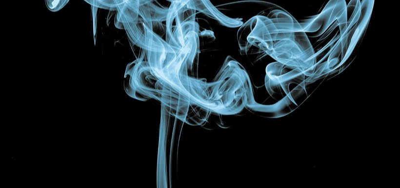 tabac-covid-19-fumee De la fumée blanche s’élevant sur un fond noir