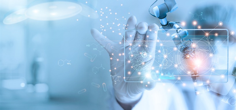 Et si l’on pouvait tester un médicament sur une cellule qui n’existe que dans un ordinateur ? Une main gantée devant une interface numérique de molécules et de cellules