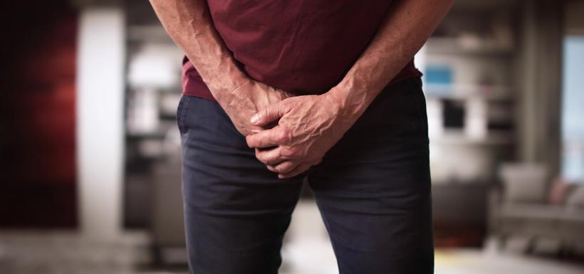 troubles-urinaires-prostate Un homme se tenant l’entrejambe, signe de troubles urinaires