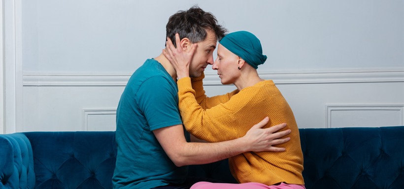 La vie intime après un cancer : un sujet encore tabou Un couple front contre front sur un canapé, la femme porte un foulard